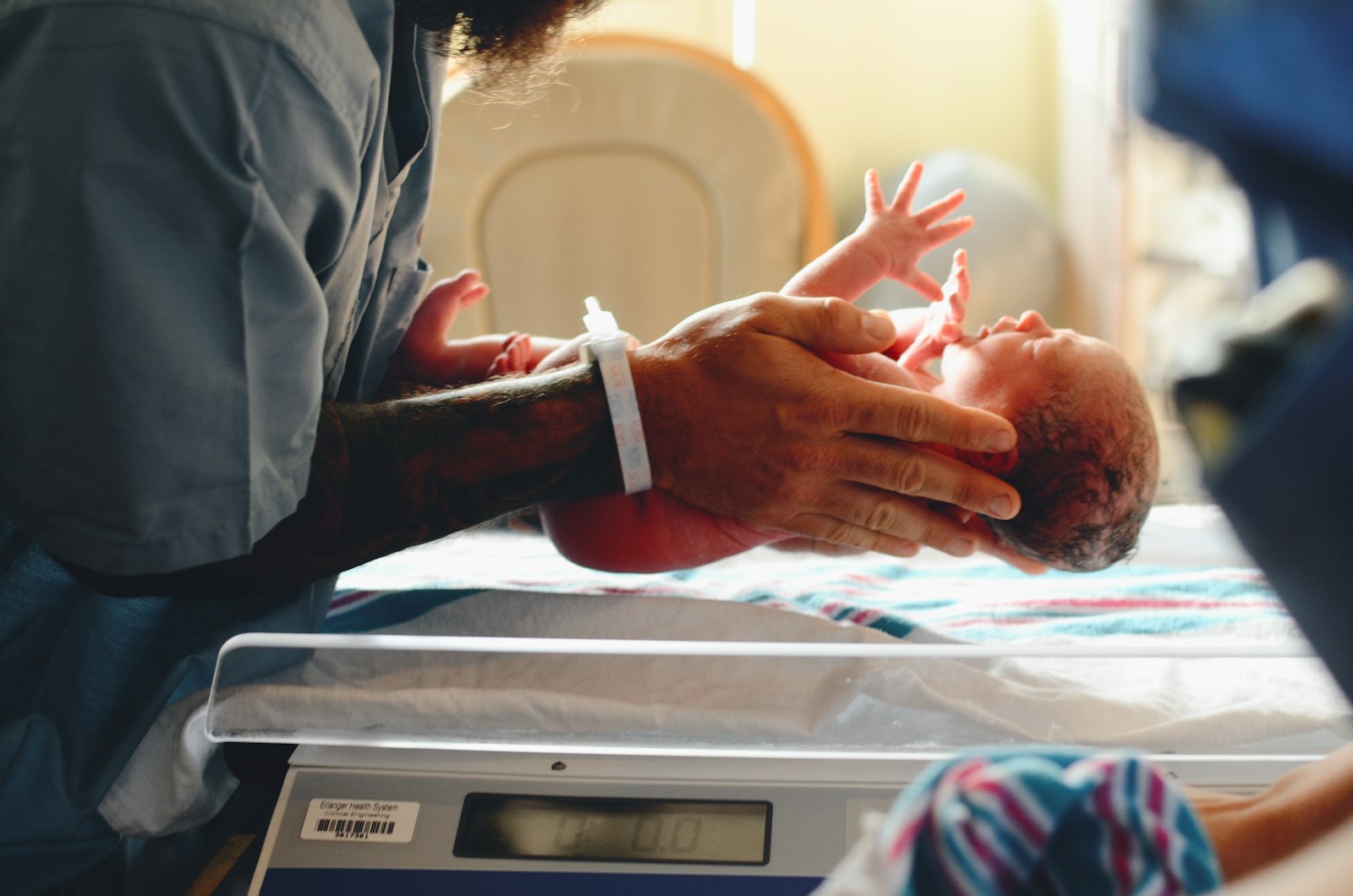 Baby Swaddles: A Buyer’s Guide